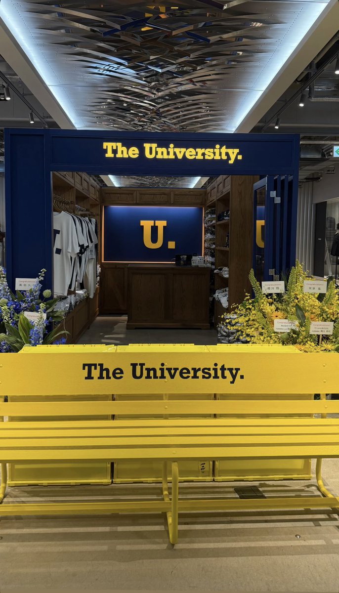 arashi5sy_neon's tweet photo. CLOUDYの代表の銅冶さんの新しいアパレルブランドThe University. （ @theuniv_org ）

よく見ると翔くんからのお花が！💐
オープンは明日からだし、今日のzeroでインタビューあるし楽しみ☺️

#theuniversity 
#櫻井翔 https://t.co/aH79JVgCHB