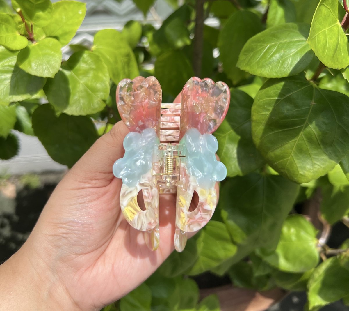 🌷ในที่สุดดดด เวลาที่รอคอยก็มาถึงแล้วค่าา น้องมาแล้วววว 🍒

Hair claw 2 ลายใหม่ครั้งนี้ใส่ไอเดียลงไปเยอะมากกกก วัสดุที่เลือกคัดเอาแค่แผ่นที่วิ้งวับเท่านั้น! ตัวใหญ่ขึ้น เก็บผมได้หมดเยยย 

เจอกันที่งาน #IFEXPO25 นะคะ บูธ B74 ✨🍃