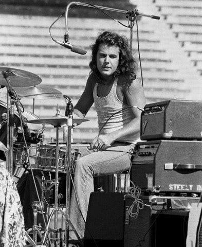 RockOthers's tweet photo. #AlmanaccoRock by @FabioLisci
#OnThisDay #JimHodder
5 giugno 1990 – Muore Jim Hodder, primo batterista degli Steely Dan
Jim Hodder, batterista della prima formazione degli Steely Dan, muore tragicamente annegato nella piscina di casa a 42 anni.
Aveva suonato nei primi due album della band, contribuendo con il suo stile elegante e jazzato a definire il suono sofisticato di Can’t Buy a Thrill e Countdown to Ecstasy.
