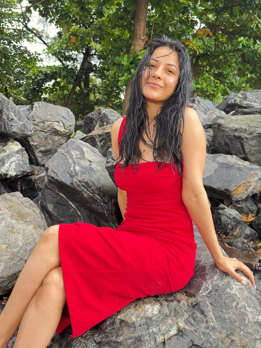 #ShehnaazGill is soaking in the monsoon vibes of Goa—rain, waves, and all the feels.

#ShehnaazGallery #Shehnaazians #ShehnaazKaurGill #Shehnaaz #monsoon #goa
