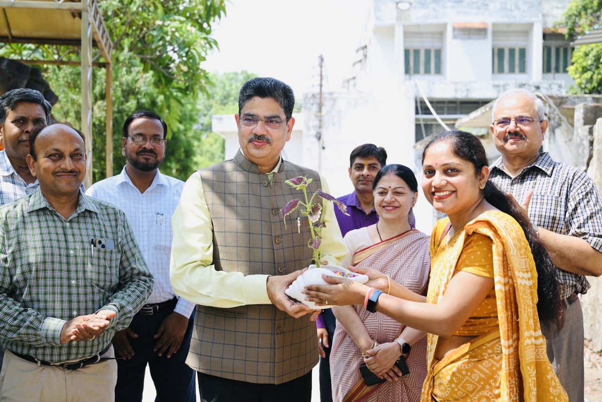 profalokkumar's tweet image. लखनऊ विश्वविद्यालय के डीन स्टूडेंट वेलफेयर के कार्यालय “मैत्री भवन” में हुए विकास कार्यों का लोकार्पण किया।