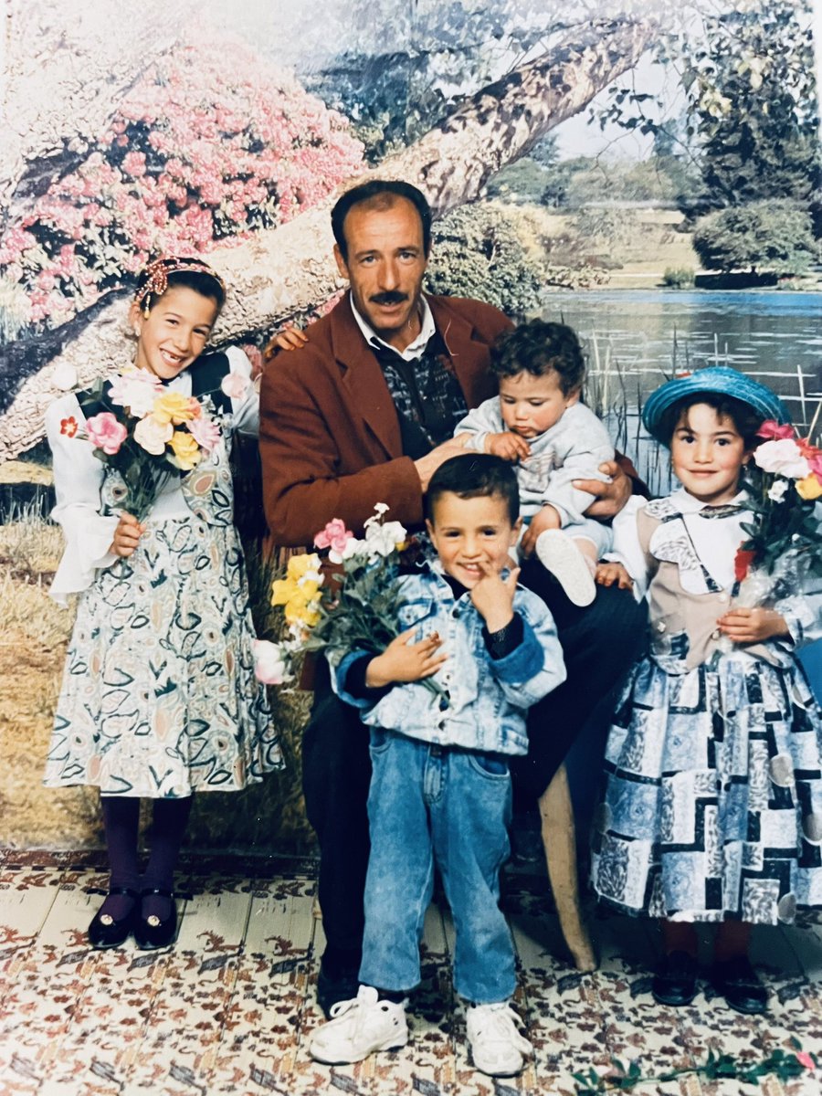 Ça, c’est mon père en Algérie. Il s’appelle Boubaker. Malgré ma vie à la DASS, je sais d’ou je viens et je remercierai jamais assez ma grand-mère adoptive pour l’amour et l’éducation qu’elle m’a donné. A nous, français d’origine maghrébine, italienne, espagnole, africaine