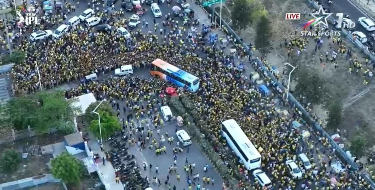 Dhoni don't need victory parade to gather the crowd  , he can do that in normal match 

But Dhoni fans are knowledgeable not like chokli fans