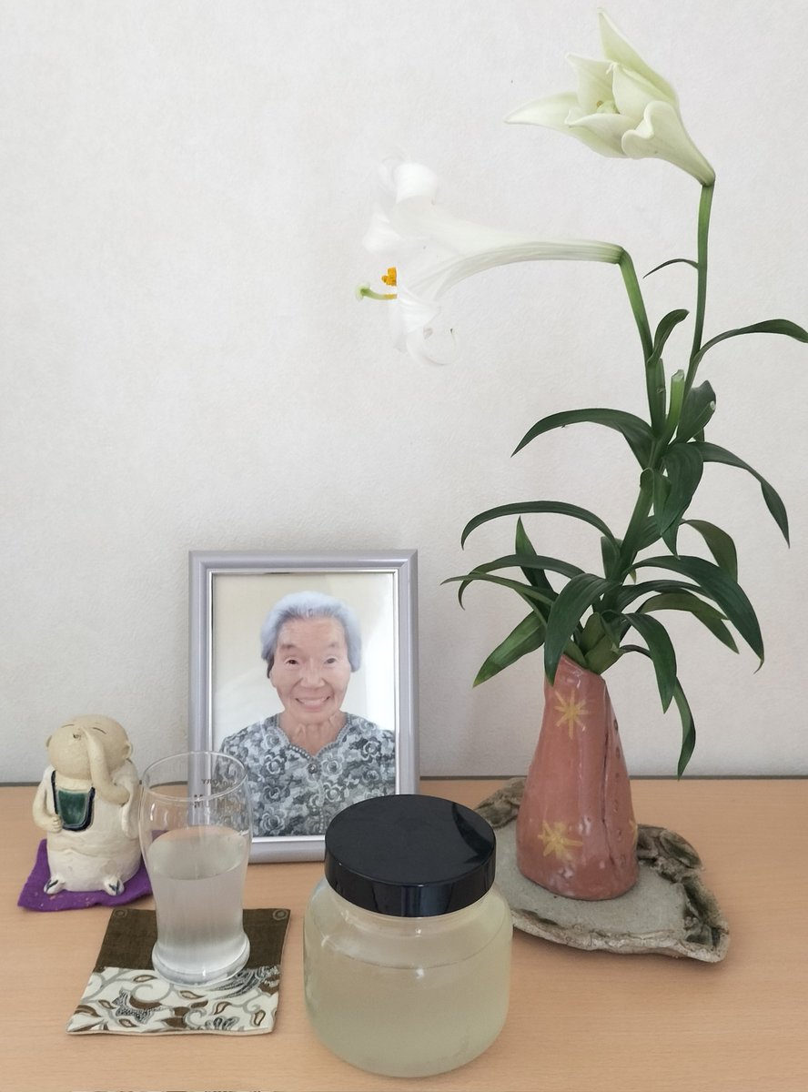 baaba2609's tweet image. 母さん、お待たせ〜
梅ジュースが出来たよ🍹

梅が豊作で
もうひと瓶出来たから
どんどん飲んじゃって

木曜は通所日だったよね
休まず通ってくれてありがとう

本当は行きたくなかったんでしよ？
私、知ってたけど
知らないふりしてた

ごめんよ、母さん
さぁ、一杯召し上がれ🙌🏻