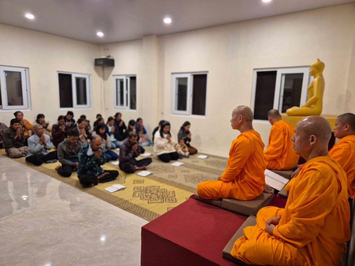 Psanitwong's tweet photo. พระวิลเลี่ยม เตชกโร รก.วัดภาวนาบรมพุทโธ นำชาวพุทธท้องถิ่น เมืองเกอร์มาวัง ร่วมสวดมนต์นั่งสสมาธิประจำทุกวันเสาร์
และยังทำมวลชนสำพันธ์กับขาวท้องถิ่นที่อาศัยอยู่ในเทือกเขาสูงของประเทศอินโดนีเซีย #UDIA #MBMI https://t.co/vn73j454vK