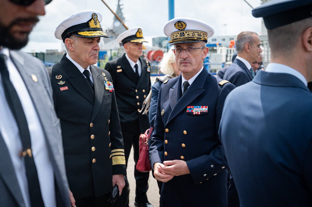 Mise à flot de la frégate grecque FORMION, à Lorient. Dans le même temps, la FDI française Amiral Ronarc’h se prépare à être admise au service actif. Des frégates de très haut niveau technologique pour une meilleure interopérabilité avec la marine hellénique.