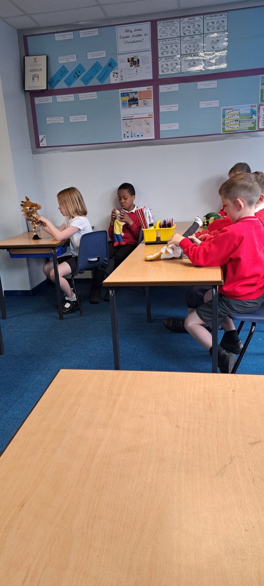 We started our DT week with exploring different hand puppets. How were they made? What appliques were there? Who would play with a hand puppet? <a href="/missbuddenspag/">Miss Budden</a>