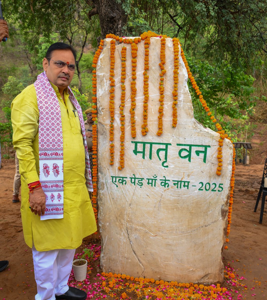 BhajanlalBjp's tweet photo. माता भूमि: पुत्रोऽहं पृथिव्या:

आज विश्व पर्यावरण दिवस के विशेष अवसर पर यशस्वी प्रधानमंत्री श्री @narendramodi जी के प्रेरणादायी 'एक पेड़ मां के नाम' अभियान के अंतर्गत जमवा रामगढ़ रेंज ऑफिस के समक्ष वृक्षारोपण कर प्रकृति के संरक्षण के प्रति अटूट प्रतिबद्धता व्यक्त की।

आइए, ‘वंदे गंगा’ जल संरक्षण जन-अभियान के साथ-साथ 'एक पेड़ मां के नाम' अभियान को गति देते हुए जल संरक्षण और अधिक से अधिक वृक्षारोपण के कार्यों में भागीदारी कर 'हरित राजस्थान, विकसित राजस्थान' के संकल्प को साकार करें। प्रकृति के प्रति हमारी यह सामूहिक चेतना ही भावी पीढ़ियों के लिए स्वच्छ, सुरक्षित और समृद्ध पर्यावरण की नींव रखेगी।

#एक_पेड़_मां_के_नाम
#VandeGanga