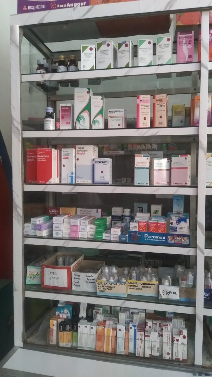 anemoew's tweet image. pengen hype pv caleb........ meanwhile gue lagi bergelut dengan rak–rak ini (disuruh bersihin)