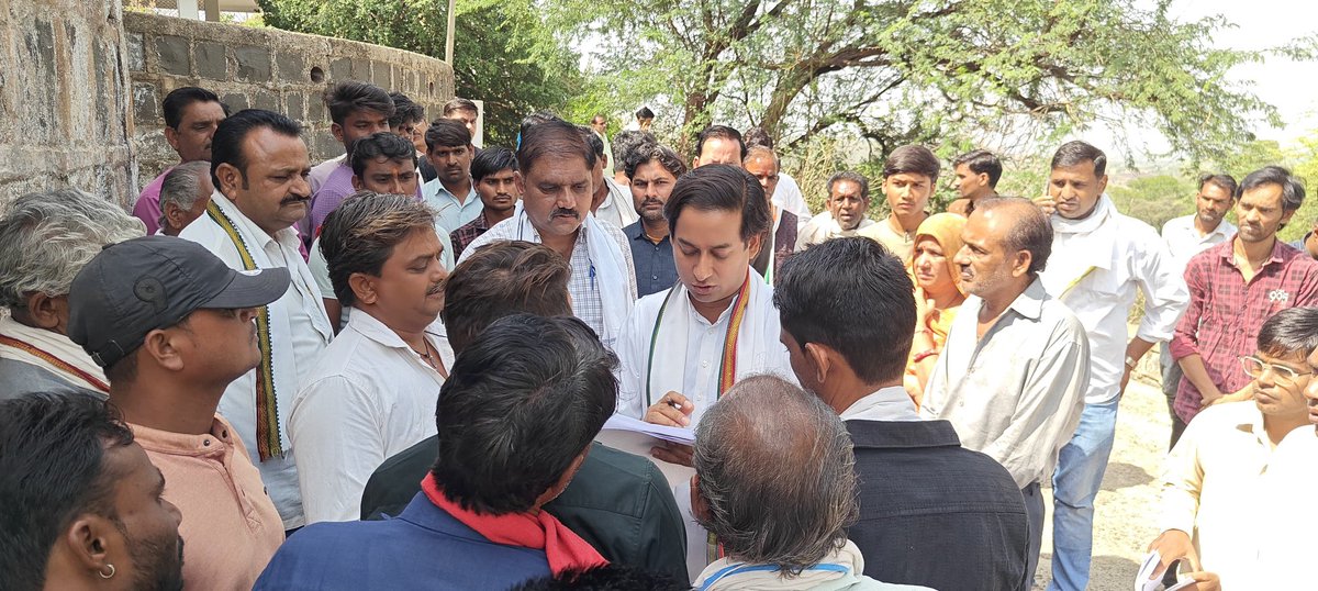 आज सुबह राघौगढ़ किले पर आए परिवारजनों से मुलाकात कर उनकी समस्याओं को सुना और समाधान हेतु संबंधित अधिकारियों को आवश्यक निर्देश दिए। जनता की सेवा और उनकी समस्याओं का समाधान ही हमारी प्राथमिकता है। आपका विश्वास ही हमारी शक्ति है! 
#raghogarh #madhyapradesh