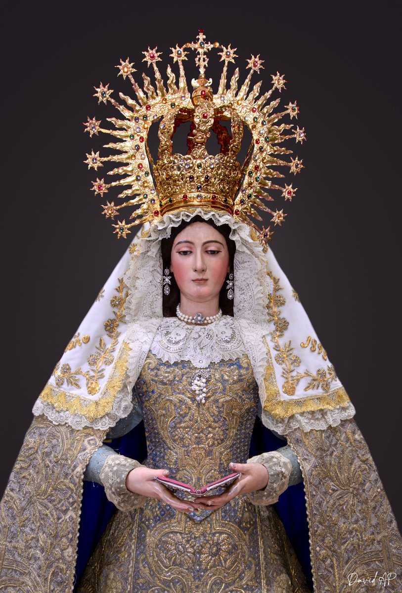 𝐂𝐔𝐋𝐓𝐎𝐒

“La Eucaristía, fuente y cumbre de la vida cristiana, nos une y nos configura con el Hijo de Dios. También construye la Iglesia, la consolida en su unidad de Cuerpo de Cristo” (Benedicto XVI).

𝐇𝐨𝐲 𝐜𝐨𝐦𝐢𝐞𝐧𝐳𝐚 el Triduo al Santísimo Sacramento del Altar y a