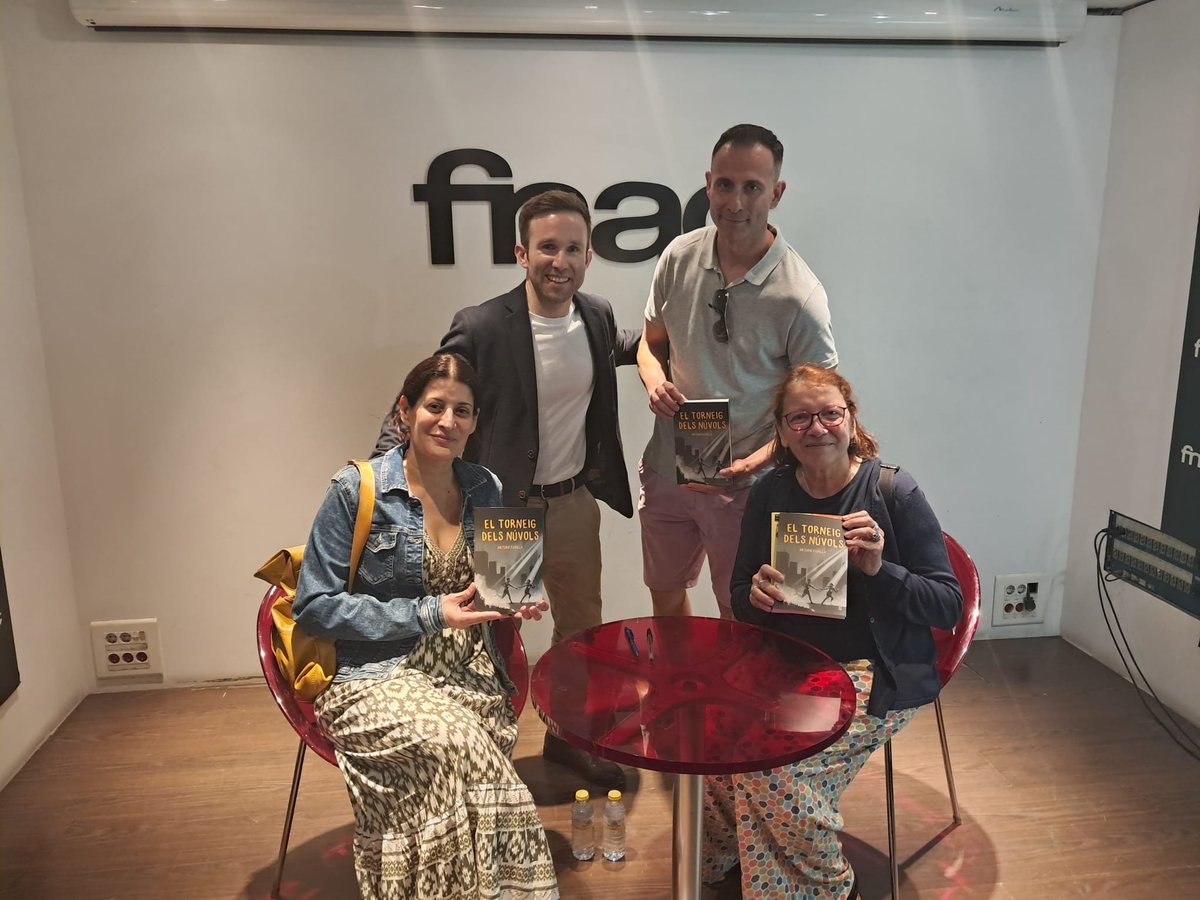 Ens encanta veure com la LIJ arriba a tothom, als més petits i els més grans. Gràcies a la gent que va venir a veure l'<a href="/ArturoPadilla_/">Arturo Padilla</a> a València!