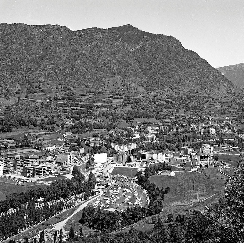 🌍 Dia Mundial del Medi Ambient, 5/6 📸 No fa tant, el verd encara tenia espai per respirar entre edificis.
Una Andorra amb més natura i menys pressa.
Estem cuidant prou el nostre entorn? O encara construïm sense mirar enrere?
El paisatge també és patrimoni i identitat. 
FP_06596