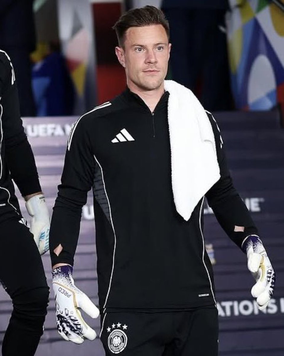 Sphère Barça (@spherebarca) on Twitter photo Ter Stegen n’est pas content de sa situation actuelle, il souhaite parler au club et veut rester mais si il voit qu’il ne sera pas le titulaire il partira surement.
Si il est amené à partir, Ter Stegen ne facilitera pas la tâche au club.
— 🗞️ | <a href="/sport/">Diario SPORT</a> Ter Stegen n’est pas content de sa situation actuelle, il souhaite parler au club et veut rester mais si il voit qu’il ne sera pas le titulaire il partira surement.
Si il est amené à partir, Ter Stegen ne facilitera pas la tâche au club.
— 🗞️ | <a href="/sport/">Diario SPORT</a>