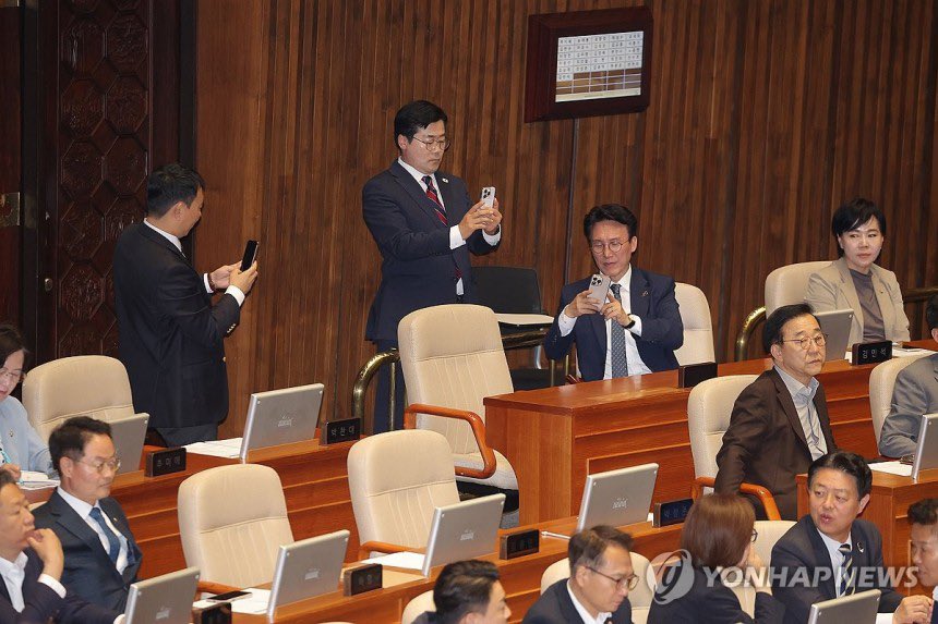 '이재명 대표' 자리 촬영하는 민주당 의원들 [포토]

ㅋㅋㅋㅋㅋㅋㅋㅋ성지순례래
theqoo.net/hot/3771365634