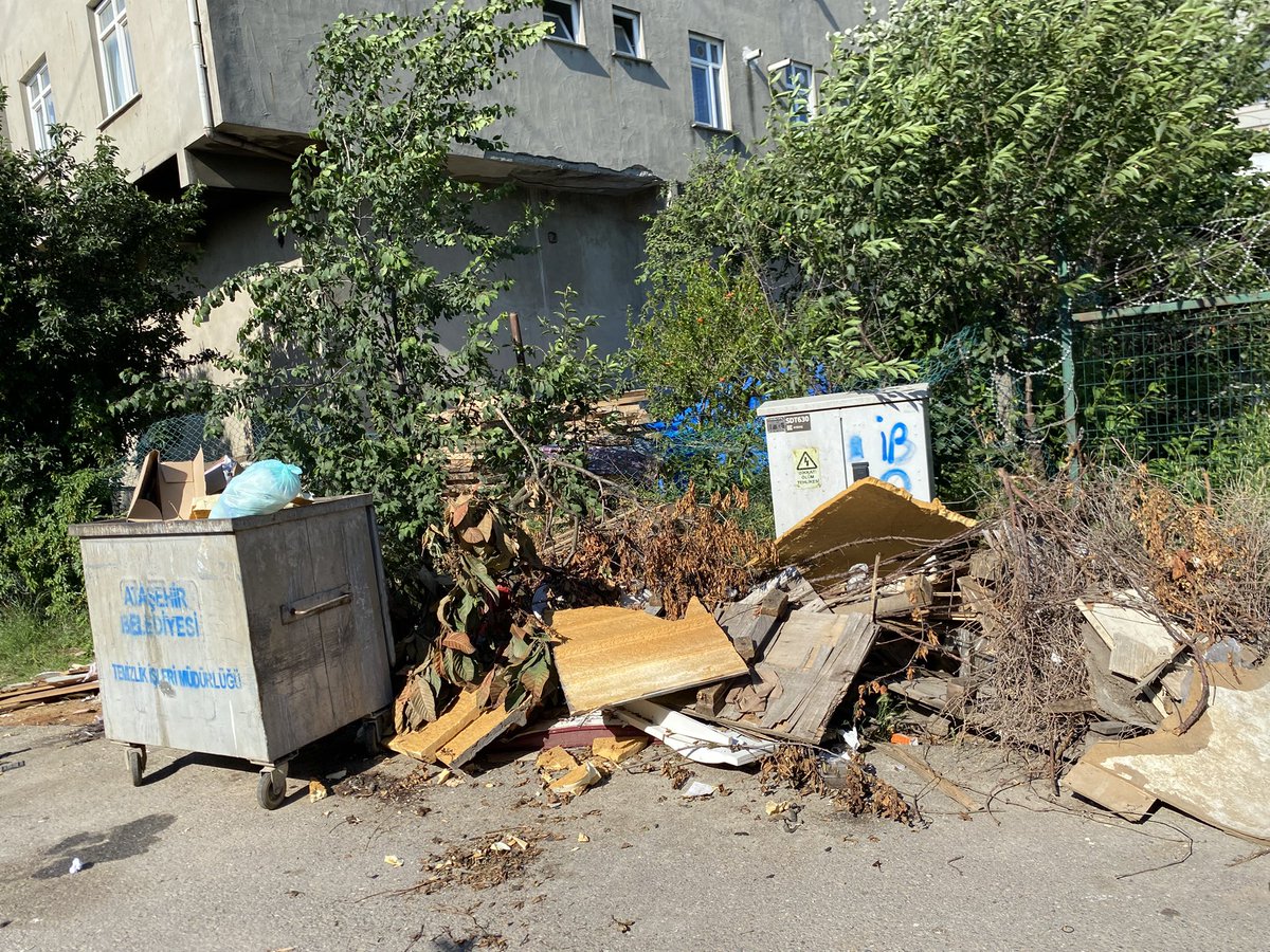 fatmaapala's tweet photo. @atasehirbld Ferhatpaşa mah.32.sok no:4 önündeki burdaki atıklar, kuru otlar ,tahtalar yangın tehlikesi oluşturabilir,bunların alınmasını rica ediyoruz . https://t.co/3TVFYbsYPZ
