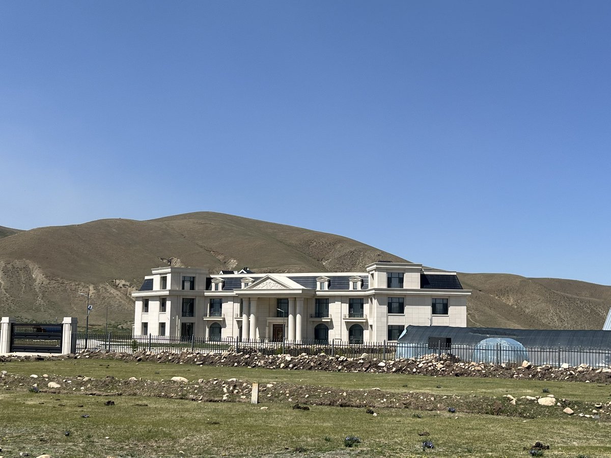 АТГ-н дарга асан Ганболд гэж хүний орд харш юм бна. Хонхорт голын эрэг дагуу хичнээн ч том хашаатай юм. Тийм их орлоготой бдаг улс юмаа базарвань 🙄🙄