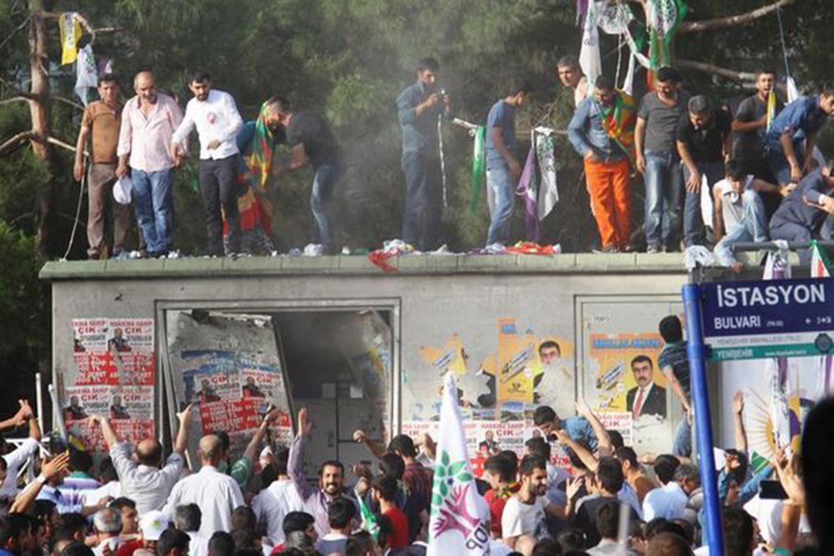 Bir umudun baharındaydık o gün. O bahar gelecek…
Yaşamını yitirenlere, Vazgeçmeyenlere selam olsun.
 #5HaziranAmedKatliamı