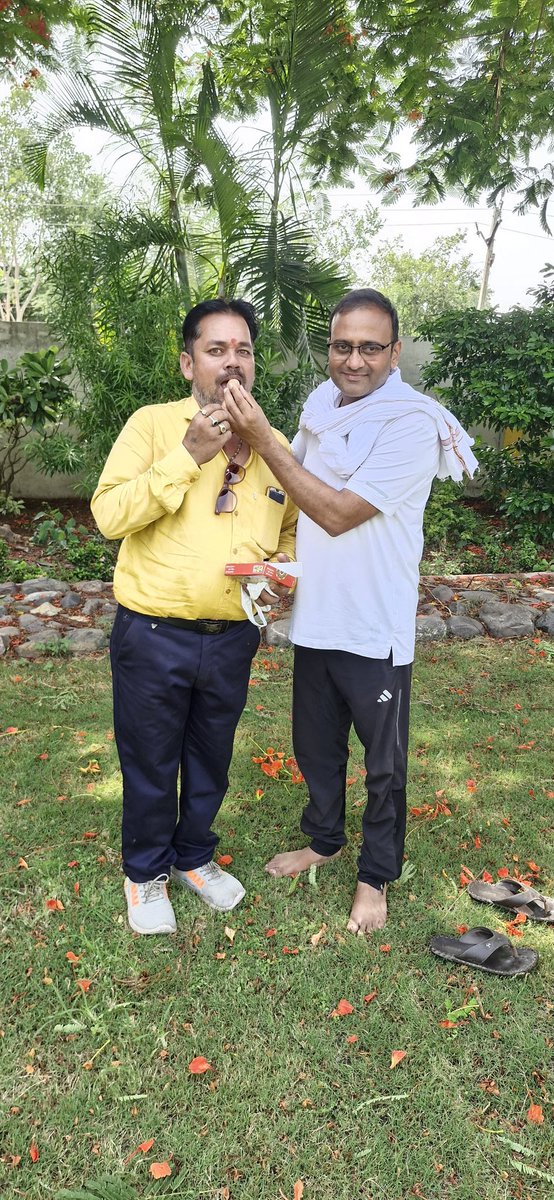 आज गृह निवास पर देवेंद्र जी विश्वकर्मा को प्रधानमंत्री जनजागरण अभियान बड़वाह ग्रामीण मंडल अध्यक्ष बनाये जाने पर बधाई एवं शुभकामनायें प्रेषित की