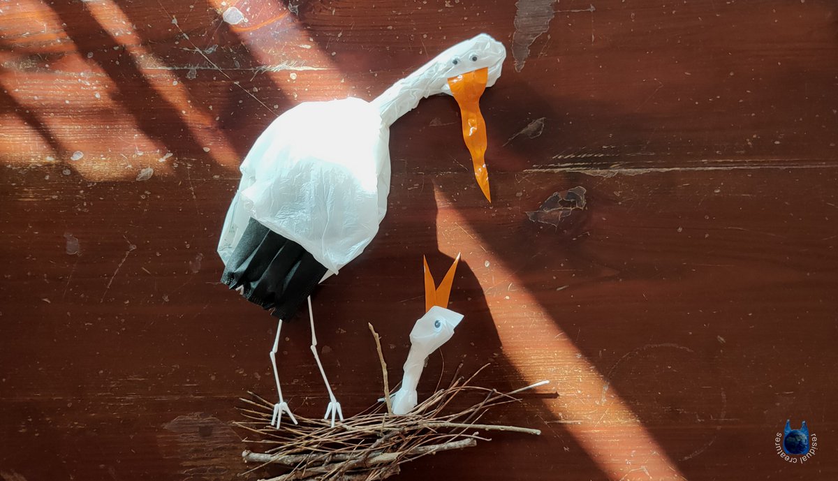 Por el cielo las cigüeñas, tralará,
Por el cielo las cigüeñas, tralará,
Por el cieeelo las cigüeñas...