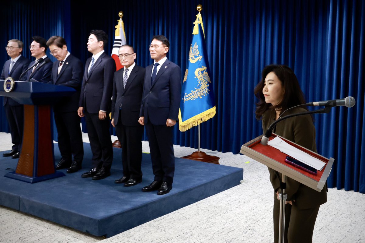 국회의원을 사퇴했습니다.
3년이 남았던 상태였습니다. 

지난 해, 
10년 넘게 재직했던 대학교를 떠났습니다.
돌이켜보면, 초중고대, 대학원, 강사, 교수로의 삶이란
예측 가능한 항로적 삶이었다 할 수 있습니다.

2024년 대학교수의 삶을 그만두는 것은
일종의 급변침이었습니다.
심한 멀미를