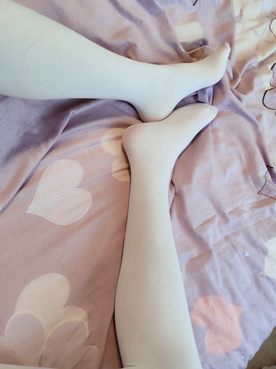 天气炎热，吃根雪糕降降温吧。张嘴~啊
#男娘
#伪娘
#白丝足底