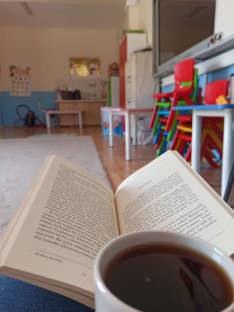 Oturmuşum çaresizce gelmelerini bekliyorum ☕😅böyle günlerde hep ekiliyorum 🐑 #günaydın #perşembe #ArefeGünü