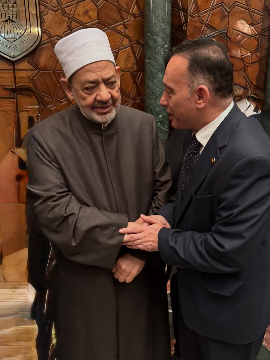شرفت بزيارة الإمام الأكبر شيخ الجامع الأزهر الدكتور/ احمد الطيب  لتهنئته بعيد الأضحى المبارك 
كل سنة وكل المصريين طيبين وبخير
عيد يجمعنا على المحبة والتراحم، ويفكرنا بمعاني العطاء والتضحية. يا رب عيد خير وسلام على بلدنا الحبيبة، وعلى كل بيت مصري.
أ بعيد سعيد مليان بركة وفرحة ❤️🐑