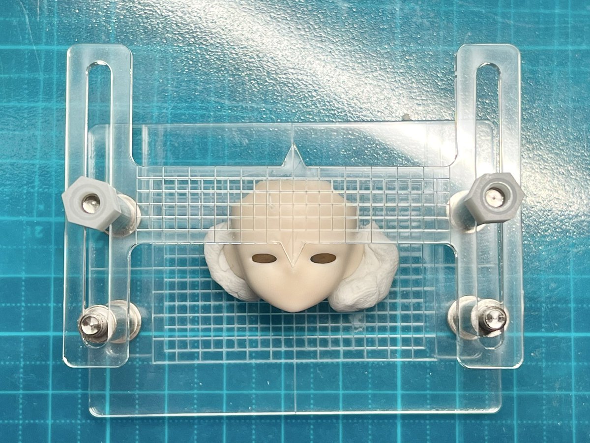 unazuki_zunda's tweet photo. デカール作業台なる物を購入
いつも面相作業する時は写真で撮って確認しているのですが、毎回撮って確認は少し面倒なんでこういうのあると便利かなと……

試しにシチリアヘッドを固定してみましたが、なかなか良いかもしれません
上の板の位置はスライド可能で高さも付属の金属棒で変えられます☺️ https://t.co/AsHEfd0ZcS