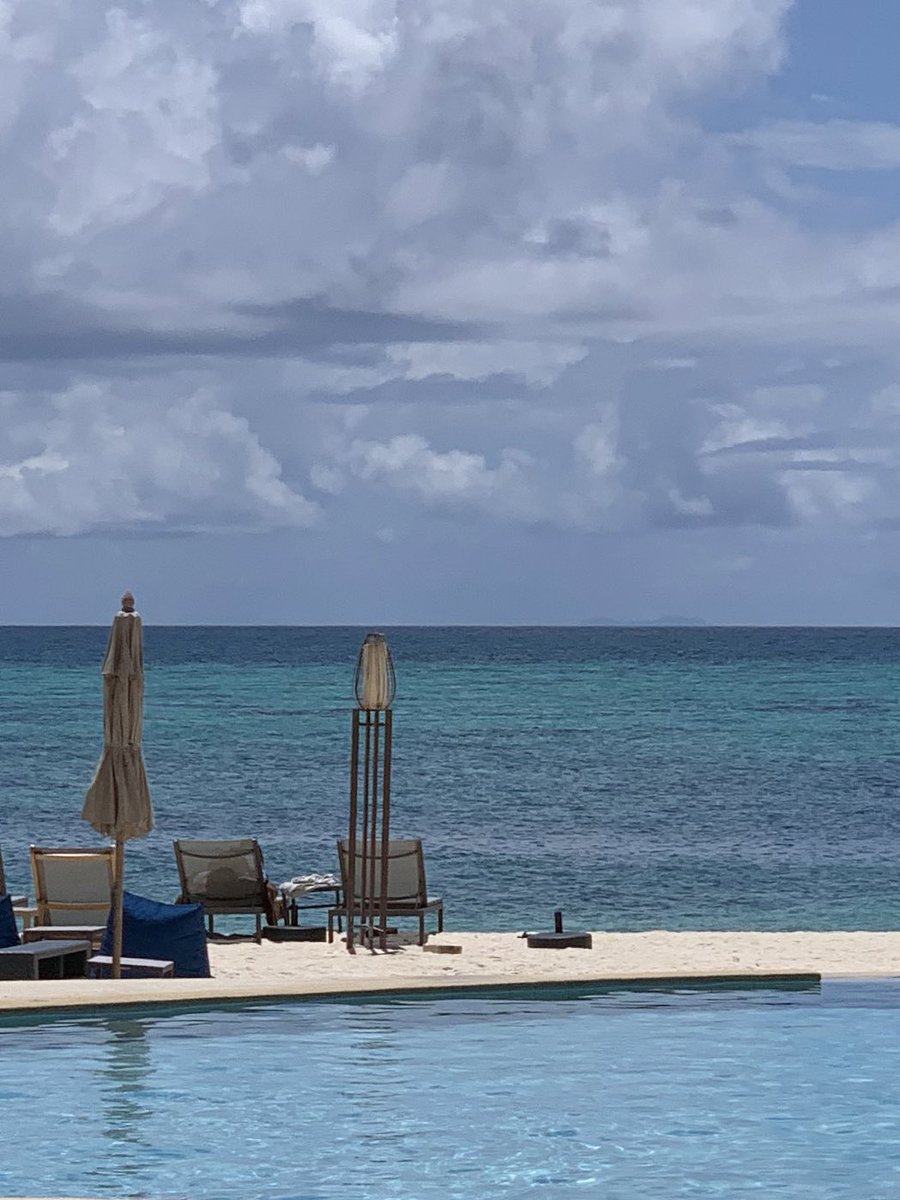 Last summer หลีเป๊ะครั้งแรกเราชอบ Irene Resort lipe มากกกแบบตื่นเช้ามาก็เจอวิวทะเลใสๆจากปลายเตียงแค่เปิดประตูห้องออกมาก็ลงสระได้เลยลมทะเลพัดเบาๆบวกกับเสียงคลื่นทุกอย่างมันช้าแต่ดีมากๆเป็นทริปที่เราไม่ได้ทำอะไรมากแต่กลับรู้สึกเต็มมากที่สุดอยากหยุดเวลาไว้ตรงนี้ให้นานกว่านี้อีกนิด