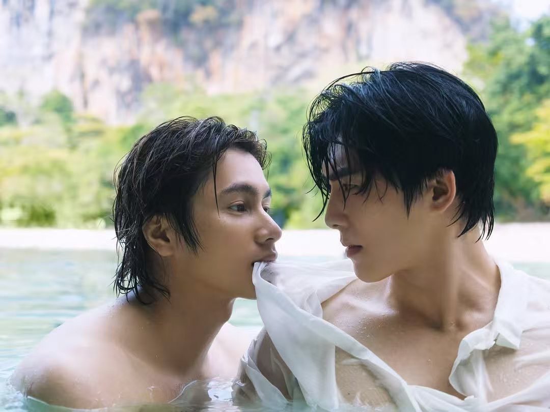 SmartChisaIntl's tweet image. Smart in preview of photobook . 
૮ - ﻌ • ა 𖹭
Its a must item 🤭
#SmartBoom #smartcsnp #smartchisanupong #BXXMRVW