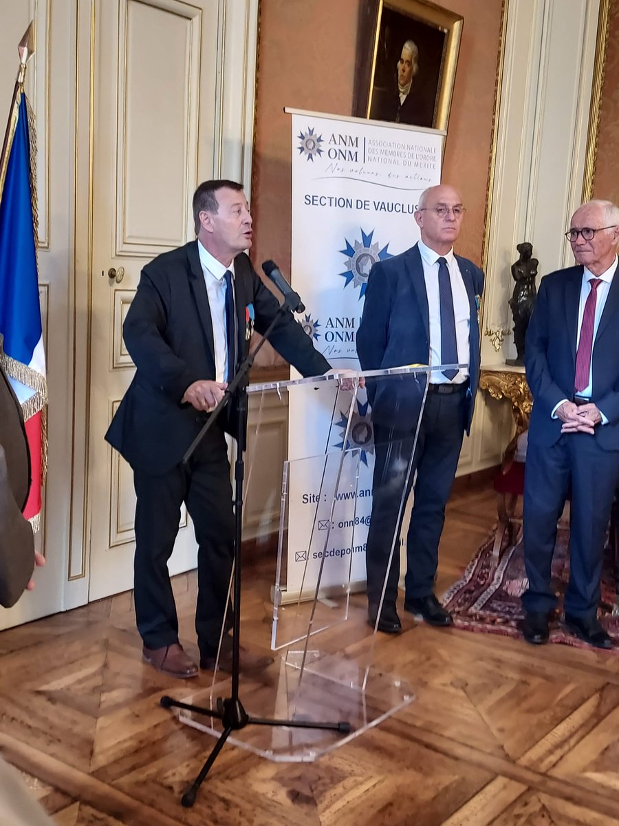 ONM84168839's tweet photo. Hier soir remise à 11 établissements scolaires du prix éducation citoyenne à la résidence @Prefet84 avec le directeur d'académie @education_gouv et autorites locales https://t.co/rxiVsmE7vN