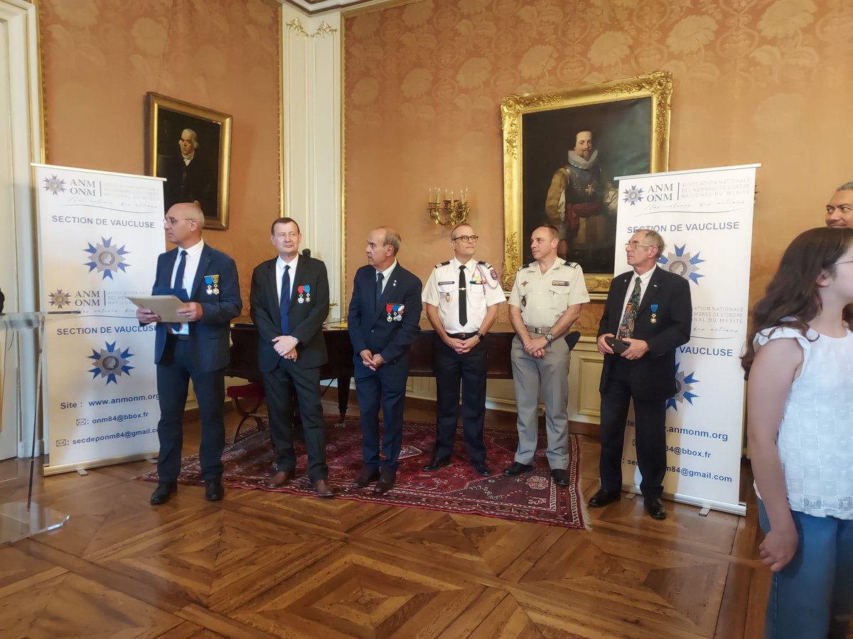 Hier soir remise à 11 établissements scolaires du prix éducation citoyenne à la résidence <a href="/Prefet84/">Préfet de Vaucluse</a> avec le directeur d'académie <a href="/education_gouv/">Ministère Éducation nationale</a> et autorites locales