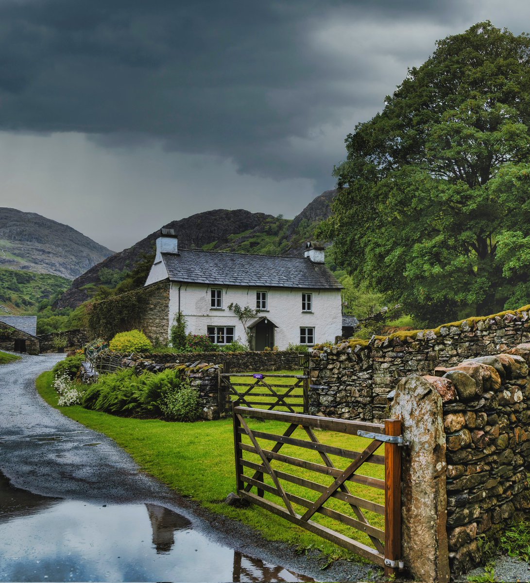 Morning everyone I hope you are well. Even in the pouring rain and puddles, the 17th century Yew Tree Farm still looks as beautiful as ever. Have a great day.

#LakeDistrict