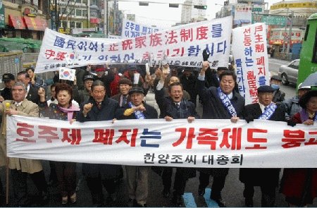 맞이할 수밖에 없는 반동이고 해내야 합니다.
결국 호주제 폐지는 참여정부의 업적으로 영원히 남았습니다.