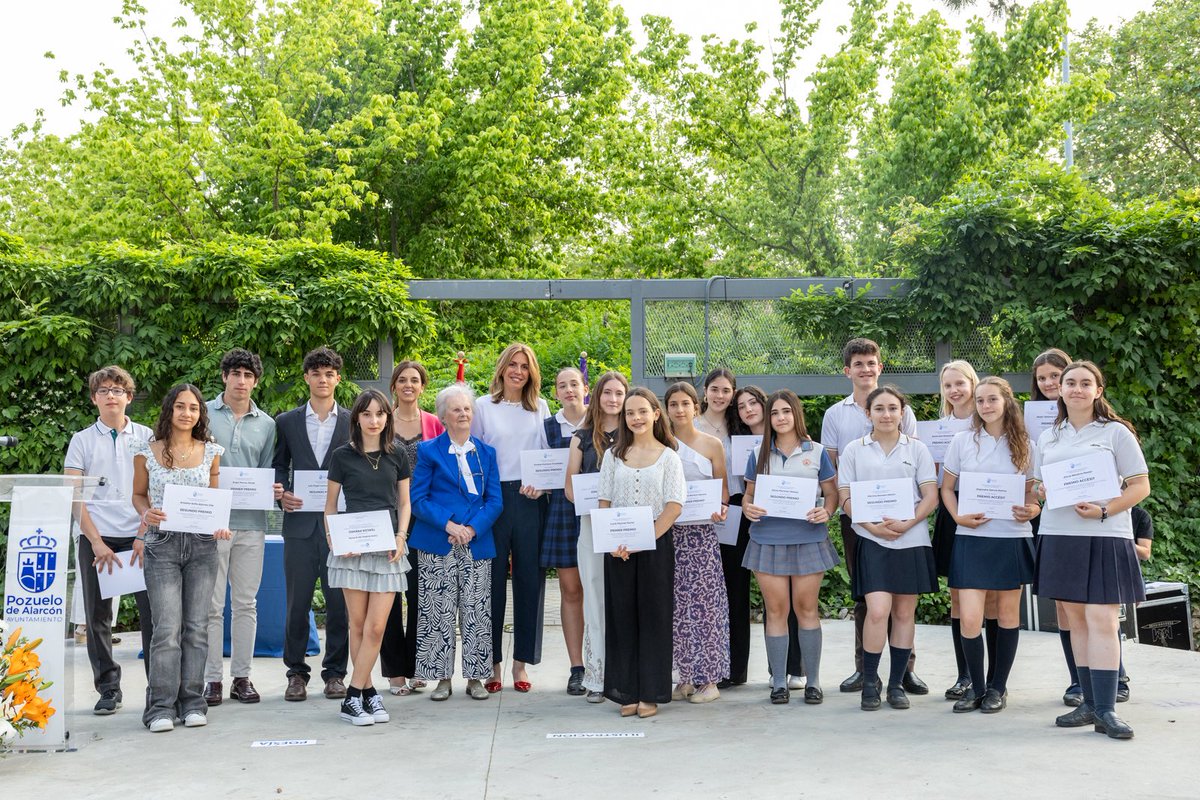 PalomaTejero_'s tweet photo. 🎨📖 Ayer por la tarde entregamos los Premios del Concurso Escolar “Gerardo Diego”. Talento, arte y emoción de la mano de nuestros jóvenes creadores. ¡Gracias a todos https://t.co/rKP6AOomtX