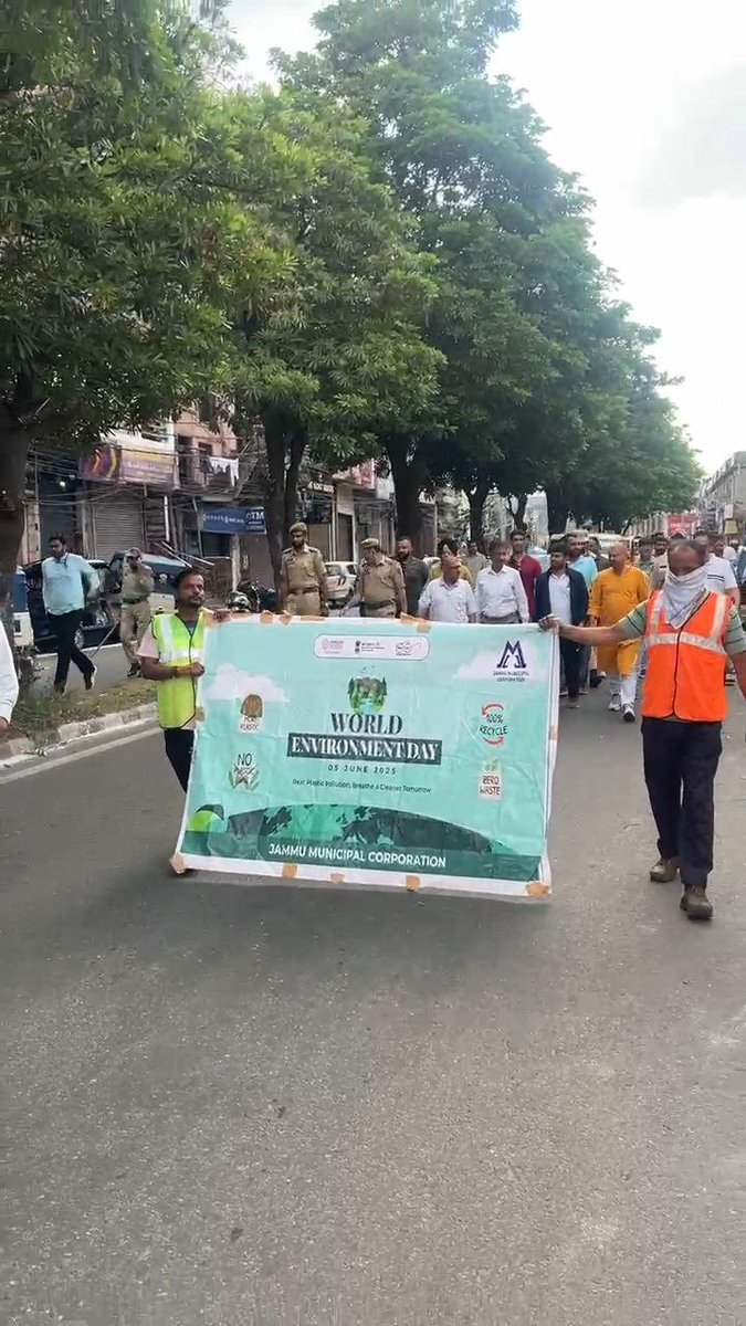 🌍 World Environment Day with Jammu Municipal Corporation
A powerful day of purpose and positivity! 🌱🏃‍♂️🌳

#EnvironmentDay2025 #JMCForNature #PlogRun #PlasticFreeJammu #GreenFuture #3Rs #FMtadkaCares #FMTadka #WorldEnvironmentDay2025 #WorldEnvironmentDay #saveearth #plants