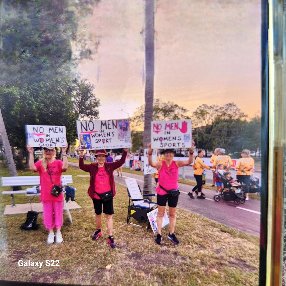 WRNAustralia's tweet photo. Five WRNA Darwin Women in pink T shirts w corflutes & slogans, handed out flyers w facts on #meninsport engaged with 100s at Darwinโs #CitytoSurf. V successful - minor skirmishes w some young captured women demanding we #bekind as they verbally attacked them! https://t.co/gB77eneMS7