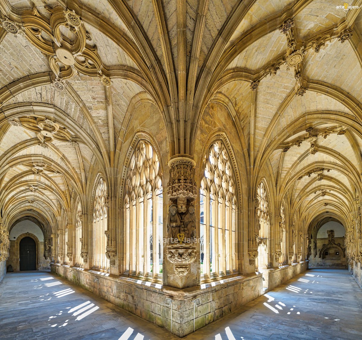 Hoy os presento el magnífico claustro del Monasterio de San Salvador de Oña (Burgos) ❤️
#FelizJueves #BuenosDias