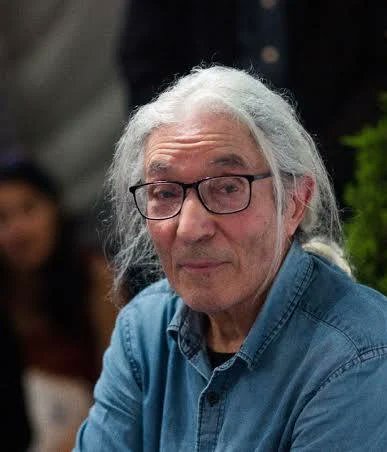 Dans le pays de ses mots, on l’enchaîne pour avoir pensé librement. Boualem Sansal, poète de la vérité, est prisonnier d’un régime qui redoute les lumières. Nous ne nous tairons pas. Liberté pour notre compatriote. Liberté pour l’écrivain. ✒️🕊️ #BoualemSansal #Liberté #Algérie