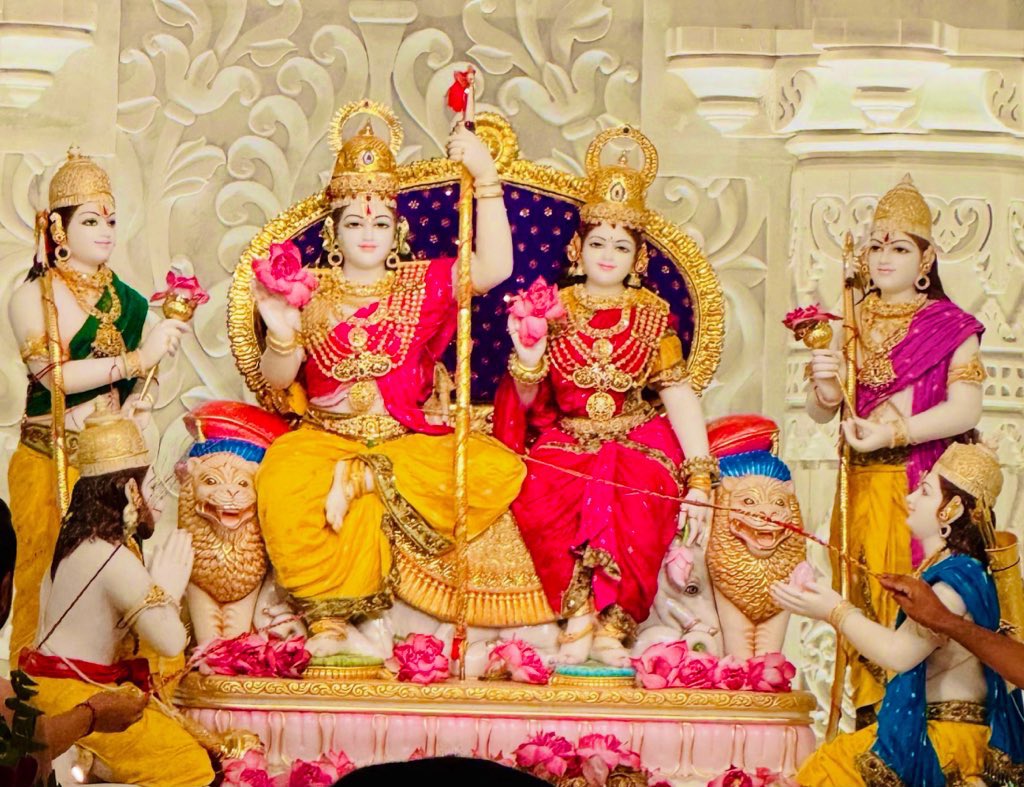ShriRamTeerth's tweet image. दक्षिणे लक्ष्मणो यस्य वामे तु जनकात्मजा।
पुरतो मारुतिर्यस्य तं वन्दे रघुनन्दनम्॥
जिसके दाहिने लक्ष्मण हैं, बाएँ जनकनंदिनी सीता हैं, और जिसके सम्मुख पवनपुत्र हनुमान हैं, मैं उन रघुकुलनंदन श्रीराम को नमस्कार करता हूँ।
On whose right stands Lakshmana, on whose left Sita ji, and…