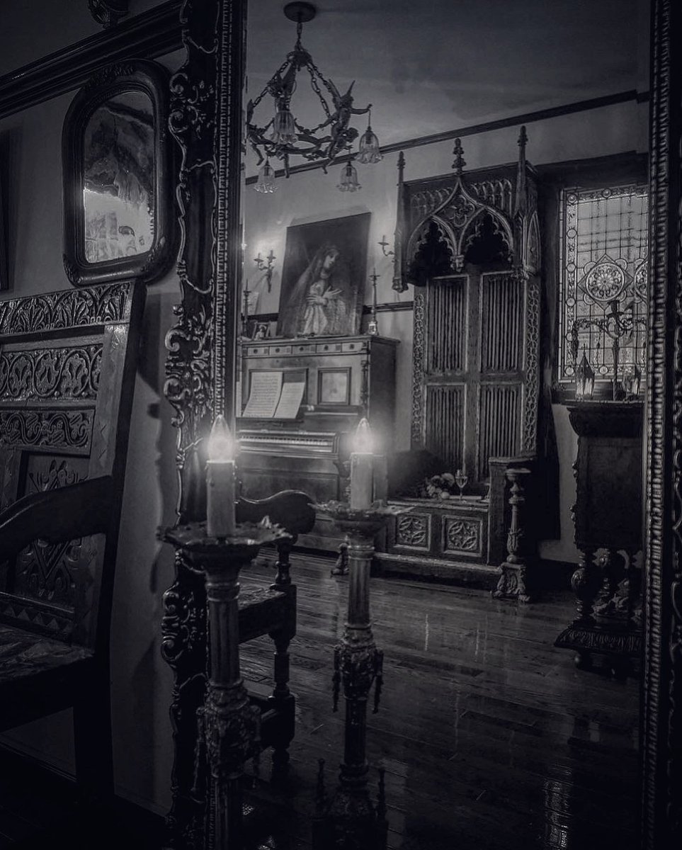 縄文遺跡に建つこの館では特殊な地場に引き寄せられるような出逢いもある。私が言うのも何だが不思議な場所だ。500歳の司教の椅子に着座すると時間の感覚が麻痺することがある。「もう夕方か！？」時間の概念は太陽と地球との相関関係により作られたが本質は何も変わっていないことを知る、、、