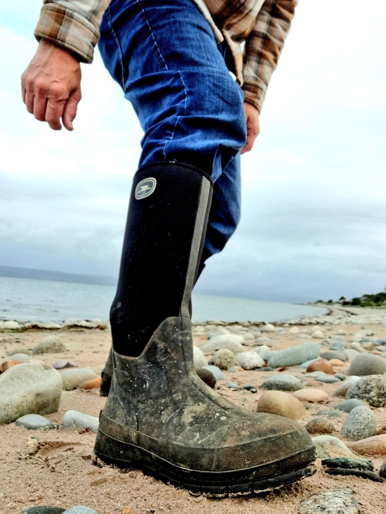 PatrickRural's tweet image. Always gave a good welly for the beach.