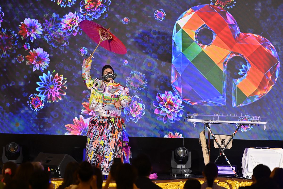 BreezenewsTH's tweet photo. “Bangkok Pride Awards 2025” สร้างปรากฏการณ์ระดับโลก! “นฤมิตไพรด์” เผยผลโหวตกว่า 60 ล้านครั้ง
LGBTQIAN+ ตอกย้ำบทบาทไทยในฐานะศูนย์กลางสิทธิมนุษยชนระดับโลก

อ่านต่อได้ที่..
https://t.co/RL50bDkc0m

#BangkokPride2025 #BangkokPride
#BangkokPrideAwards #BangkokPrideAwards2025 https://t.co/yMByJqBKjI