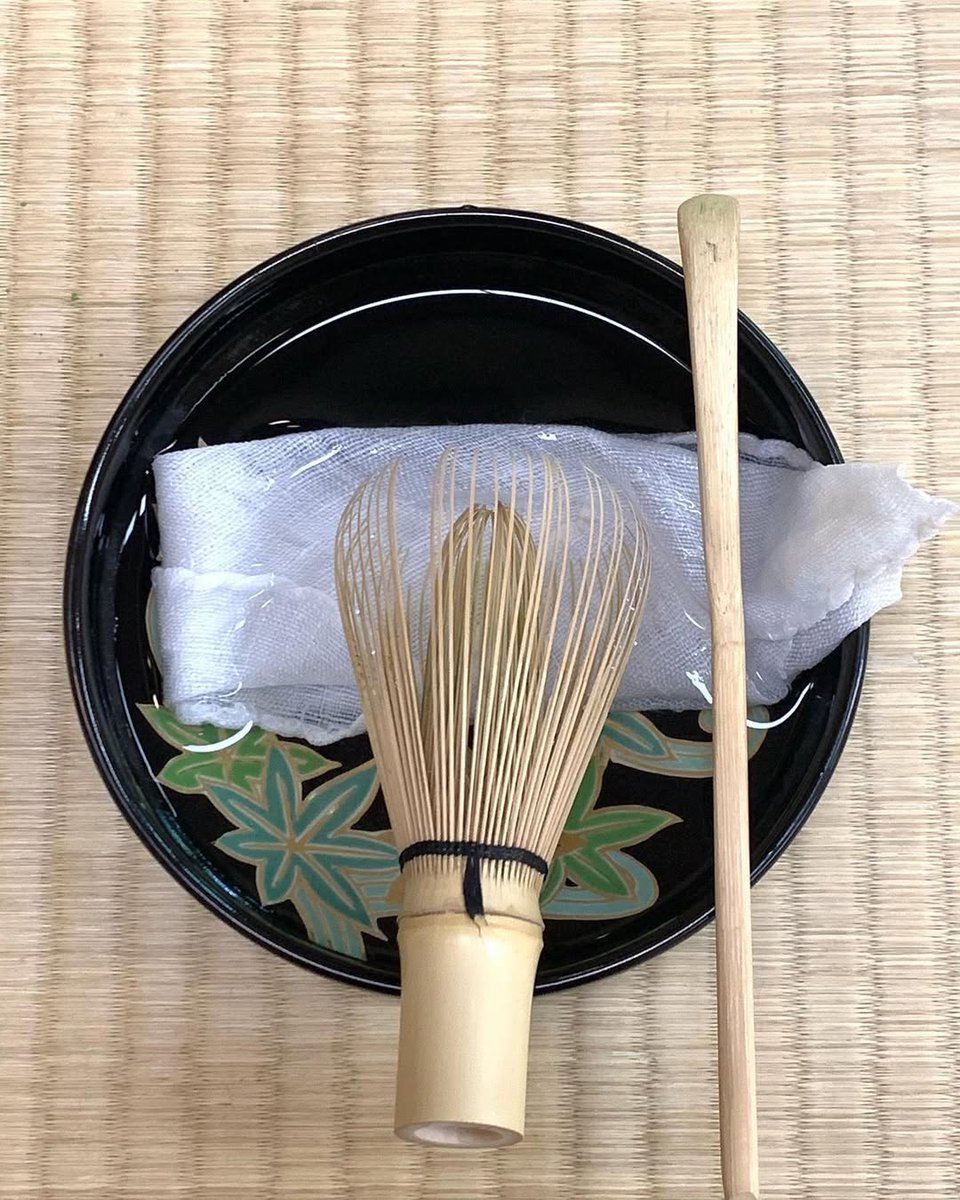 六月になってしまいましたが、
七月の課題であった洗い茶巾。
夏に涼しさを楽しむ趣向です。

よい水音がすると、茶席が一気に涼しさを増します。
#大人茶道 #和菓子 #和 #習い事 #親子の習い事 #親子茶道教室 #子ども #受験 #季節を楽しむ #茶の世界で楽しむ #横浜 #Japan  #洗い茶巾 #夏