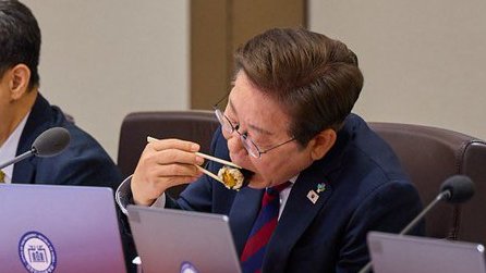 짤줍) 쳐먹는 모습도 어쩜 나라 말아먹을 것 처럼 쳐먹냐 ㅋㅋㅋㅋㅋㅋㅋㅋㅋㅋㅋ