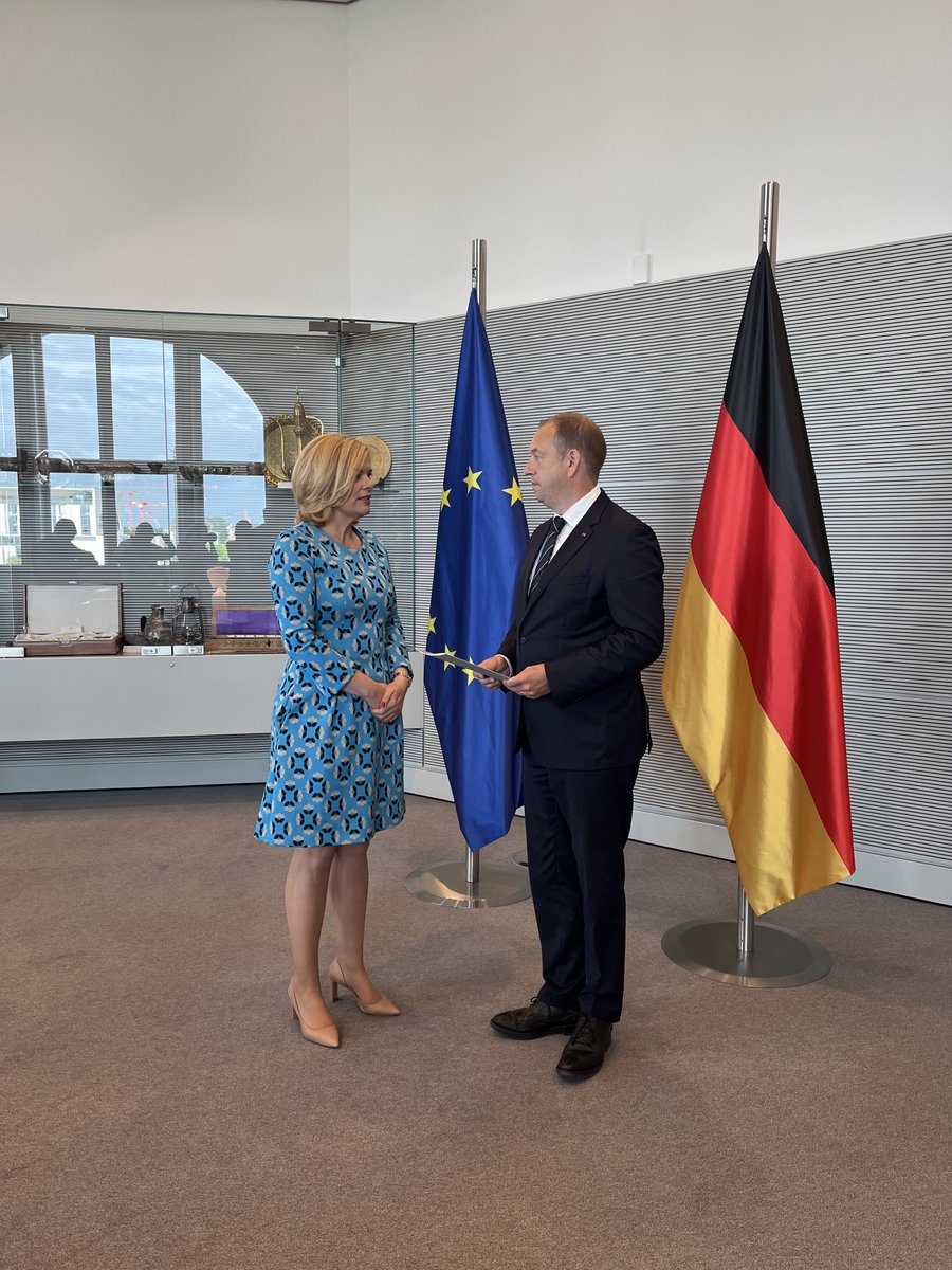 Mario_Kubina's tweet image. „Damit das unfallfrei läuft“: Bundestagspräsidentin #Klöckner überreicht dem neuen Wehrbeauftragten #Otte die Ernennungsurkunde - und vor der Vereidigung gleich im #Bundestag gibt es noch ein paar Hinweise zum Ablauf. @ARD_BaB @br24