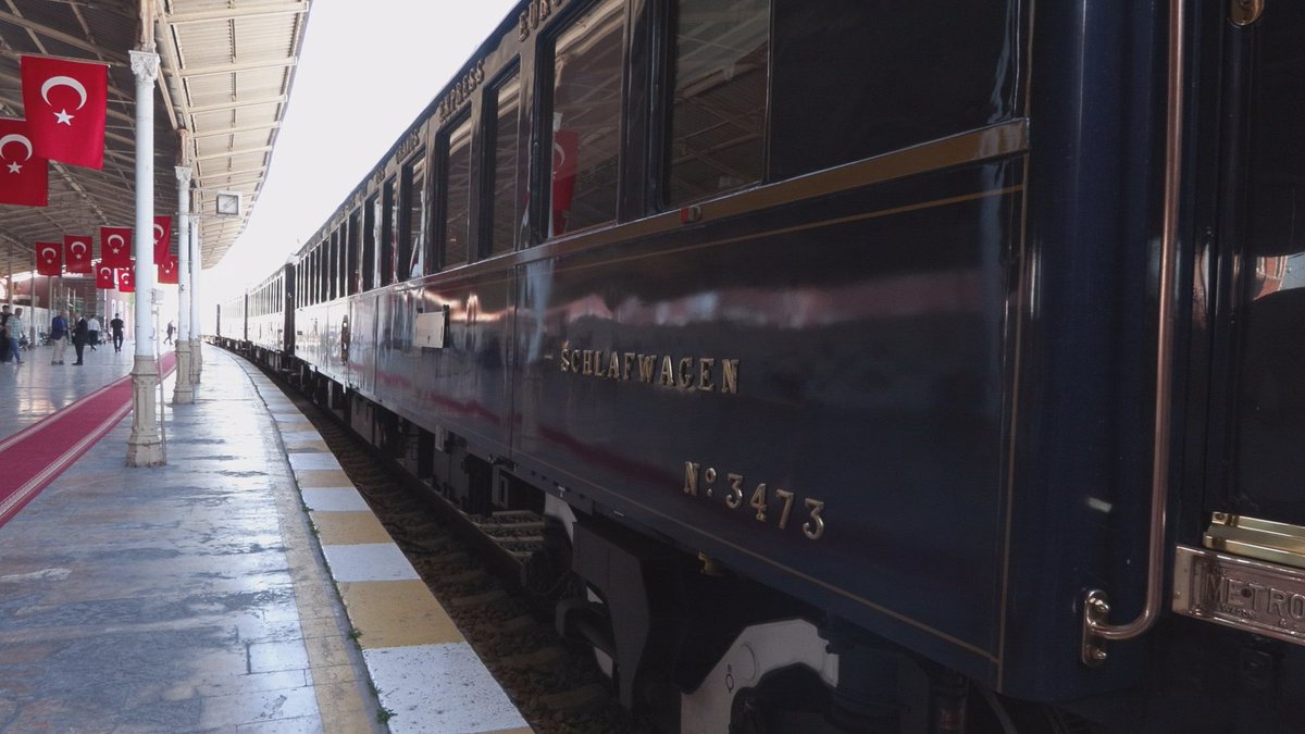 🤩 Fransa’nın başkenti Paris’ten yola çıkan Orient Express (Şark Ekspresi), 64 yolcusuyla birlikte İstanbul’a ulaştı. 

Nostaljik tren, Sirkeci Garı’nda coşkuyla karşılandı.