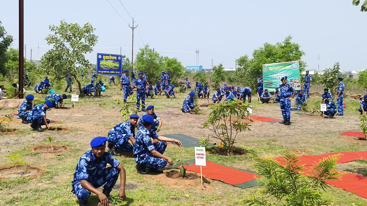 दिनांक 05/06/2025 को ‍श्री जगदीश प्रसाद बलाई, कमाण्डेंट-#107RAF के नेतृत्व में ‘विश्व पर्यावरण दिवस’ के उपलक्ष्य में वृक्षारोपण कार्यक्रम का आयोजन किया।  इस कार्यक्रम में अधिकारियों एवं जवानों ने कैंप के नजदीक वृक्षारोपण कर पर्यावरण को स्‍वच्‍छ एवं हरा-भरा बनाने में योगदान दिया।