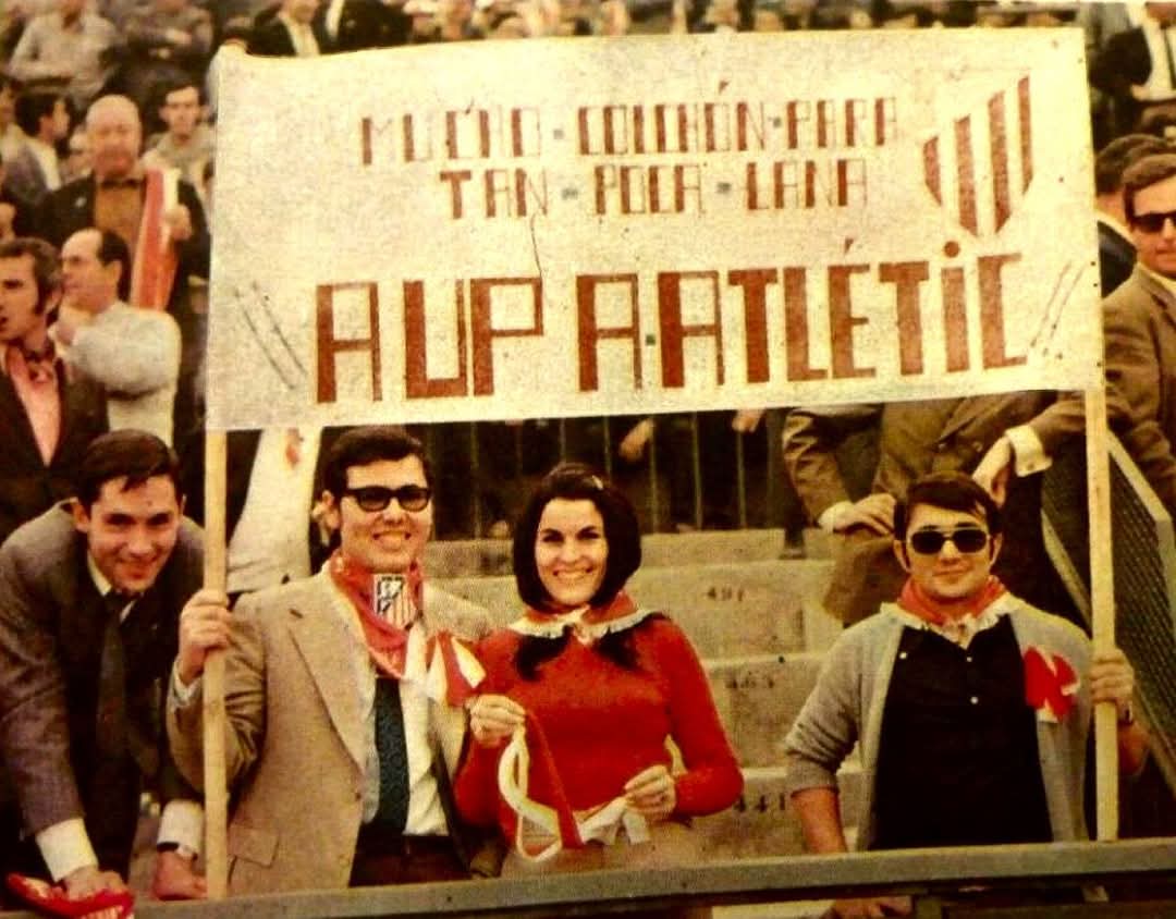 Recordamos a unos aficionados del club Atlético de Madrid mostrando su apoyo al equipo con una pancarta.